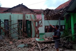Atap Gedung Aula Kelurahan Jrebeng Lor Kota Probolinggo Ambruk