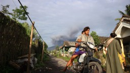 Gunung Semeru Kembali Luncurkan Awan Panas Guguran, Warga Sumbermujur Waspada