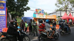 Sambut Tahun Baru, Polsek Sukolilo Bagikan 10.000 Masker