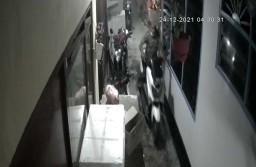 Aksi Bandit Motor Satroni Kampung Karangpilang, Surabaya Terekam CCTV