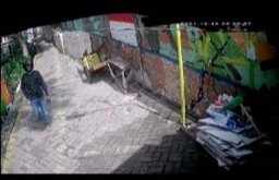 Satroni Kampung di Surabaya, Bandit Rampas HP Bocah SD saat Belajar Daring