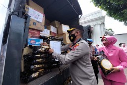 Bantuan Polrestabes Surabaya untuk Korban Erupsi Gunung Semeru