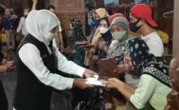 Khofifah Beri Santunan Keluarga Korban Jembatan Ambrol di Ponorogo