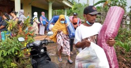 Pengungsi Korban Erupsi Semeru Dapat Paket Tidur dari Smelting