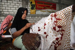 Foto: Melihat dari Dekat Pembuatan Batik Ningrat Lasem Binaan SIG
