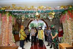 Ipuk Keliling Gereja Tinjau Perayaan Natal di Banyuwangi