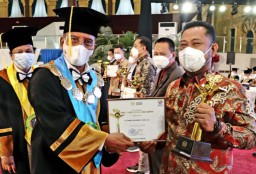 Pemkab Gresik Diganjar Penghargaan oleh Unesa dan Unair