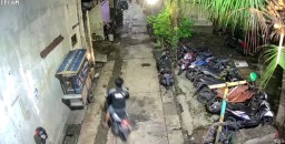 Aksi Maling Motor Matik di Pandegiling Terekam CCTV