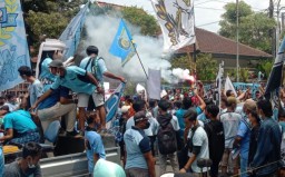 Ratusan Suporter Persela Kembali Gelar Demo