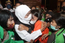 Khofifah Berbagi Keceriaan Bareng Ratusan Ojek Online Wanita di Surabaya