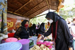 Pasar Kreasi Rakyat Menggeliat, Bupati Ipuk Borong Jenang di Desa Pendarungan