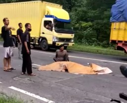 Pilihan Pembaca: Sekeluarga Tabrak Truk hingga Pamer Alat Vital