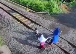 Tinggalkan Motornya yang Mogok di Rel Kereta Api, Gadis dan Dua Anak Selamat