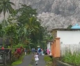 Pilihan Pembaca: Mahasiswi di Mojokerto Tenggak Racun dan Gunung Semeru Erupsi