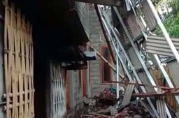 Hujan Es Diikuti Angin Kencang di Banyuwangi Rusak Atap Rumah Warga