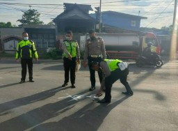 Tabrak Truk Misterius, Pemotor Pasuruan Tewas di Simpang Tiga Bareng