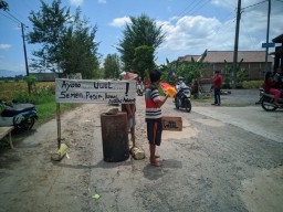 Jalan Rusak Sebabkan Kecelakaan, Warga di Ponorogo Kumpulkan Sumbangan