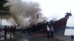Ungkap Penyebab Kapal Ikan Terbakar di Probolinggo, Polisi Tunggu Pemadaman