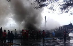 Kapal Pengangkut Ikan Terbakar di Probolinggo, 4 Unit Damkar Diterjunkan
