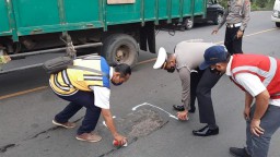 Antisipasi Kecelakaan di Mojokerto saat Nataru, Polisi Cek Jalan Berlubang