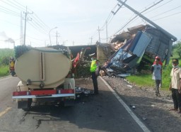 Kecelakaan Beruntun di Gresik, Sopir Truk Tangki Tewas Tergencet