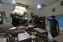 Ruang Kelas SDN 3 Temon Ponorogo Ambrol, Siswa Masuk Bergantian