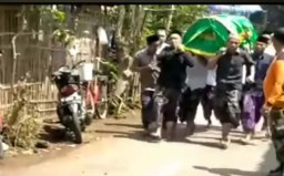 Viral Warga Gotong Keranda Jenazah Kades di Pasuruan Sambil Berlari