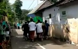 Keranda Jenazah Kades di Pasuruan Digotong Sambil Berlari, Ini Kesaksian Warga
