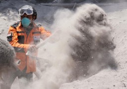 Khofifah Puji Kerja Keras Relawan Erupsi Gunung Semeru