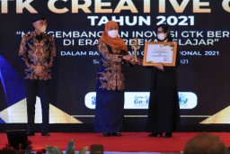 Dorong Minat Baca di Jatim, Khofifah Minta Perpustakaan Berjalan Dimaksimalkan