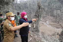 Foto: Gubernur Khofifah Kunjungi Pronojiwo Pastikan Kebutuhan Tercukupi
