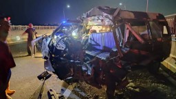 Pikap L300 Tabrak Truk di Jembatan Suramadu, 2 Tewas 7 Terluka