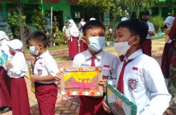 Siswa SD di Probolinggo Gelar Lelang Karya Bantu Korban Erupsi Semeru