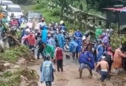 Hujan Deras, Akses Menuju Bromo Via Purwodadi Longsor