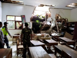 Ruang Kelas Sekolah di Ponorogo Jebol Tertimbun Longsor