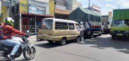 Kisah Manusia Silver di Surabaya, Rela Mengecat Tubuh Demi Cari Rezeki