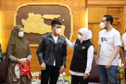 Gubernur Khofifah Doakan Mario Aji Juara Seri Moto 3 GP Balap Motor Dunia 2022