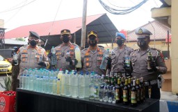 Ratusan Botol Miras dan Arak Jowo Disita Polisi di Ngawi Jelang Nataru