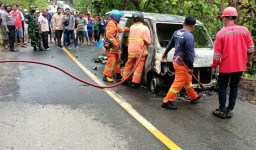 Mobil Pengangkut Puluhan Tabung Gas Elpiji Terbakar di Pacitan