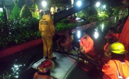 Mobil Avanza Tercebur dalam Sungai di Surabaya