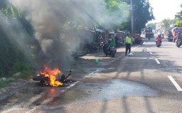 Berangkat Kerja, Motor Pria asal Gresik Terbakar di Jalan Tambak Osowilangun