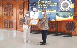 Ning Ita Sabet Penghargaan Anugerah Kepala Daerah Pembina Inovasi Terbaik Jatim