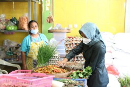 Harga Cabai Meroket, Wali Kota Mojokerto Ning Ita Gelar Pasar Murah