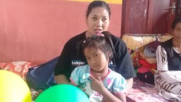 Ibu Bocah Berkerudung Hijau Rela Direlokasi Asal Segera Punya Rumah