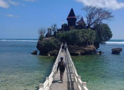 Libur Natal, Pantai Balekambang Sepi Pengunjung