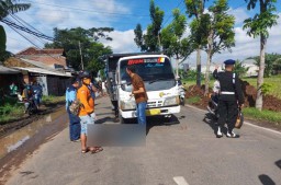 Pemotor di Malang Tewas Tertabrak Truk saat Lintasi Jalan Berlubang