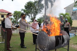 Ratusan Liter Miras dan Narkotika Dimusnahkan Polres Magetan