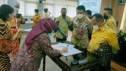 Antisipasi Omicron, Golkar Jatim Serahkan Bantuan Tabung Oksigen ke Dinkes