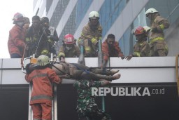 Kebakaran Terjadi di Gedung Cyber, Ada Warga Dilaporkan Terjebak