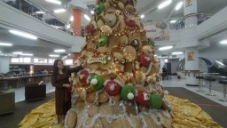 Perpustakaan UK Petra Hadirkan Pohon Natal Perkakas Bambu